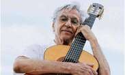 Caetano Veloso curte pôr do sol em sua casa no Rio Vermelho; veja vídeo