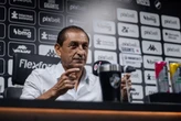 Vitória mira técnico argentino após demissão de Carille, diz jornalista