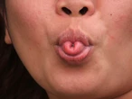 Por que só algumas pessoas conseguem dobrar a língua em 'U'? Entenda