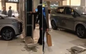 Criança bate carro de R$ 175 mil dentro de shopping e atinge loja de joias; VÍDEO