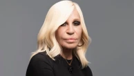 Donatella Versace surge com 'novo rosto' e gera polêmica; confira antes e depois