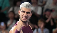 Alcaraz supera lesão no tornozelo e avança às quartas no Japão; Sinner leva susto na China
