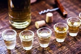 Curte cachaça? Veja como harmonizar a bebida com diferentes comidas