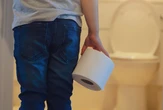 Passar mais de 10 minutos sentado no vaso sanitário pode matar, afirmam médicos