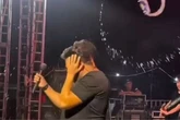 VÍDEO: Cantor de banda de forró é atingido por lata de cerveja durante show