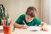 4 dicas práticas para estimular a escrita à mão em crianças