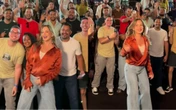Com coreografia inusitada, Claudia Leitte lança nova música 'Mergulhando' em première no Recife