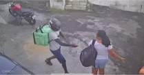 Suspeito se disfarça de entregador para roubar mulher em Salvador; veja vídeo