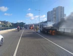Caminhão pega fogo na avenida Bonocô, e trânsito fica lento