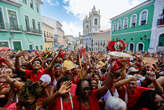 Pelourinho ficou vermelho: multidão toma conta do Largo em homenagem a Santa Bárbara