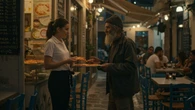 Garçonete nega restos de pizza a morador de rua e o motivo vai te surpreender