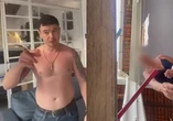 Major da PM é flagrado agredindo a própria mãe; veja vídeo