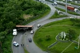 Trecho da BR-324 em Salvador é interditado após contêiner tombar na pista
