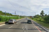 Carro capota na saída do aeroporto de Salvador e interdita faixa da Avenida Carybé