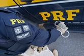 PRF apreende 65.500 maços de cigarros contrabandeados após perseguição policial
