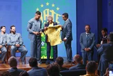 Seleção se despede dos funcionários antes de viajar para os Estados Unidos