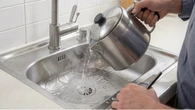 Colocar água quente com sal na pia: para que serve e por que é recomendado esse truque que resolve problema comum na cozinha