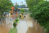 Chuva provoca alagamento e deixa ônibus e carros presos em avenidas de Salvador