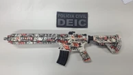Adolescente é flagrado escondido atrás de carro com réplica idêntica de fuzil