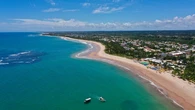 Praias preservadas e cenários paradisíacos atraem visitantes em Camaçari