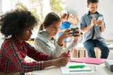 Saiba como escolas de Salvador lidam com celular em sala de aula