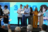 Jovens de Salvador recebem tablet novo e certificação ao concluir 1ª fase do Geração SSA