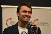 Empresa mineira demite funcionário por celebrar morte do ativista Charlie Kirk