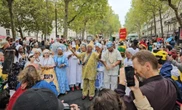 Lavagem de La Madeleine agita Paris com homenagem a Preta Gil e Wanda Chase