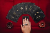 Abandonar os medos é urgente! Veja a carta, recado e conselho para os 12 signos no tarot deste domingo (12 de outubro)