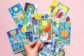 Carta A Roda da Fortuna no tarot anuncia mudanças e oportunidades inesperadas neste sábado (11)