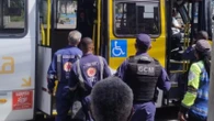 Idosa agride passageiro em micro-ônibus na Avenida San Martin