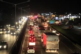 Motorista de caminhão morre após batida na BR-324 e acaba embaixo de carga de soja