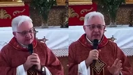Padre critica presença de cachorros durante missa e desabafo divide opiniões: 'Desrespeito à Eucaristia'