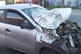 Motorista cochila ao volante, bate em ônibus e acidente interdita rua em Salvador
