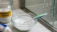 Bicarbonato com pasta de dente: para que é e quando é recomendado usar essa mistura que recupera o brilho de vidros encardidos
