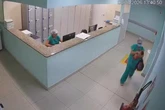 Técnica de enfermagem é flagrada tentando sair de maternidade com recém-nascida escondida em bolsa; veja