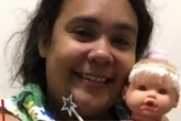 CAPS, agulhas no corpo e denúncia contra os pais: o passado da mulher de 37 anos que fingia ter 12 anos