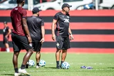 Carille perde voo e interino comanda treino do Vitória
