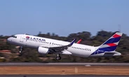 Passageiro é obrigado a desembarcar após ouvir música alta e causar confusão em voo da Latam