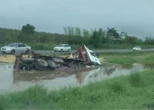 Carreta tomba em área alagada na BR-324