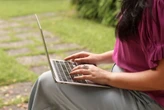 Curso gratuito forma audiodescritores com bolsa de R$ 1,5 mil