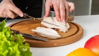 Nunca mais erre: o jeito certo de cortar peito de frango para ficar macio