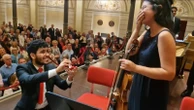 Músicos do NEOJIBA ficam noivos durante turnê na Europa e emocionam plateia