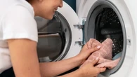 Conheça o truque caseiro com apenas dois ingredientes que limpa, desinfeta e clareia roupas