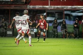 Em crise, Vitória enfrenta o líder Flamengo com objetivo de repetir feito de 2008