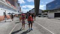 Milhares de turistas desembarcam no porto de Salvador no último dia de festa