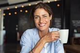 8 alimentos e hábitos que escurecem os dentes