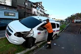 Táxi bate em poste e bloqueia trecho de avenida em Salvador
