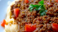 Adeus, molho de tomate sem graça! Truque com um pedaço de chocolate transforma o molho bolonhesa e desafia a receita original italiana