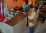 Vídeo mostra o momento em que suspeito mata dono de pizzaria a tiros na Bahia